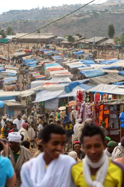 piyasada celebratio insanlarla dolu Lalibela Etiyopya'da