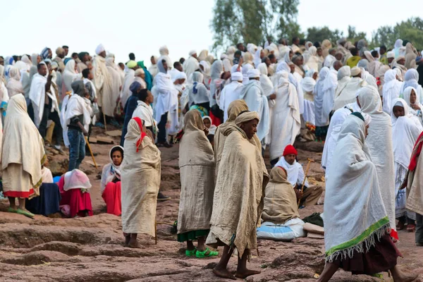 W lalibela Etiopii tłum ludzi w celebracji — Zdjęcie stockowe