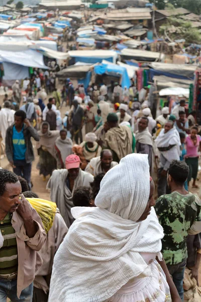 A lalibela etiopia il mercato pieno di persone nella celebrazione — Foto Stock