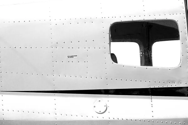 Küçük popüler uçak Havaalanı penceresinde otopark — Stok fotoğraf