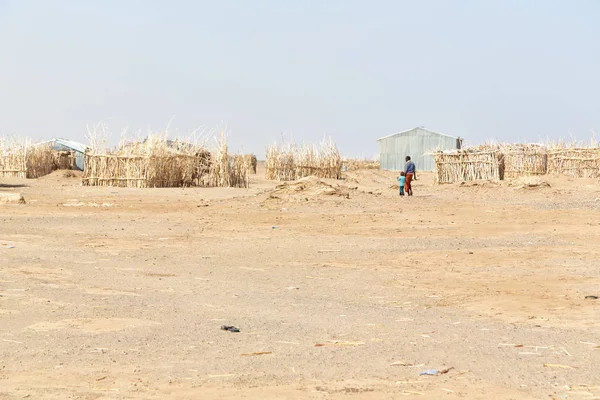 人々 の貧しい家の石の砂漠で — ストック写真