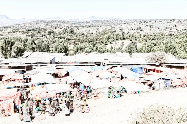 Vicino alla città un sacco di gente nel mercato — Foto Stock