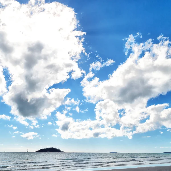 Di langit dengan sinar matahari pantai dan awan — Stok Foto