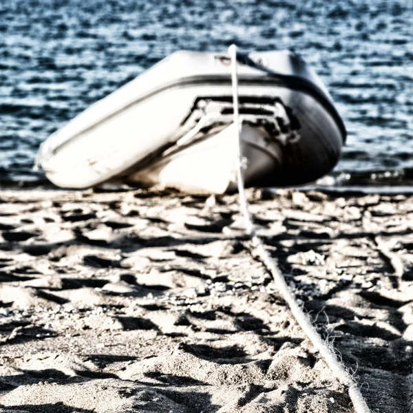 V moři oceánu gumovém člunu — Stock fotografie