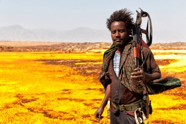  siyah bir asker ve silahını yatılı arıyorsunuz