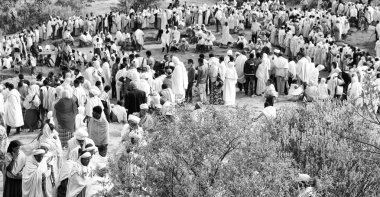 Etiyopya, Lalibela-Ocak 2018--genna celebratio kalabalık içinde kimliği belirsiz kişi dolaylarında