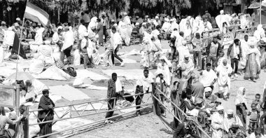 Etiyopya, Lalibela-Ocak 2018--genna celebratio kalabalık içinde kimliği belirsiz kişi dolaylarında