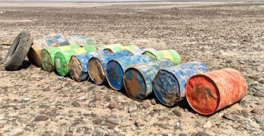 Danakil Etiyopya Afrika'da petrol abandonated biohazard çöl kavramında kutular.