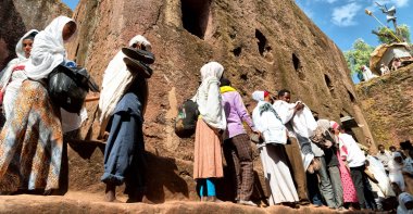 Etiyopya, Lalibela-Ocak 2018--genna celebratio kalabalık içinde kimliği belirsiz kişi dolaylarında