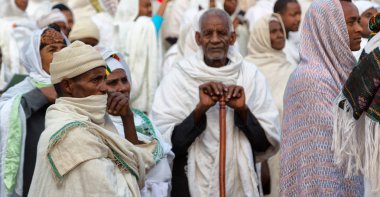 Etiyopya, Lalibela-Ocak 2018--genna celebratio kalabalık içinde kimliği belirsiz kişi dolaylarında