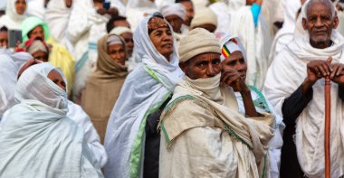 Etiyopya, Lalibela-Ocak 2018--genna celebratio kalabalık içinde kimliği belirsiz kişi dolaylarında