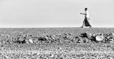 Etiyopya, Danakil-Ocak 2018--rock çölde yürüyen kimliği belirsiz adam yaklaşık