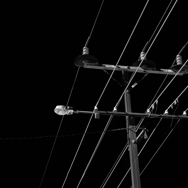 맑은 하늘에 전기 극을 가진 동력 선 — 스톡 사진