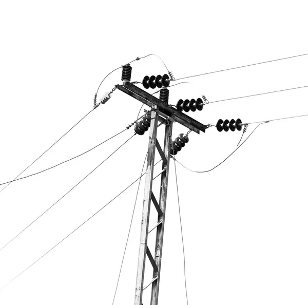 Línea de alimentación con poste eléctrico en el cielo despejado — Foto de Stock