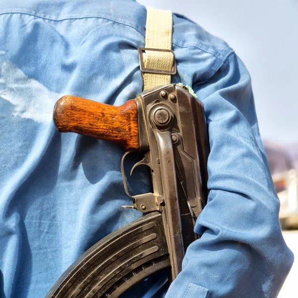 Conceito de segurança e proteção o rifle e as costas — Fotografia de Stock