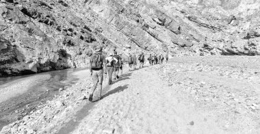 Etiyopya'da Afrika bir sürü insan Kanyon boş nehre hiking