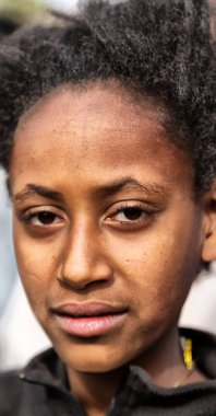 Etiyopya, Lalibela-Ocak 2018--genna celebratio kimliği belirsiz genç kız yaklaşık