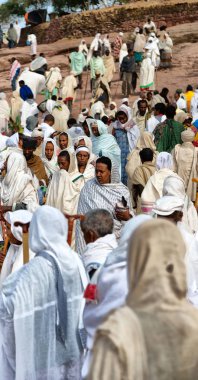 Etiyopya, Lalibela-Ocak 2018--genna celebratio kalabalık içinde kimliği belirsiz kişi dolaylarında
