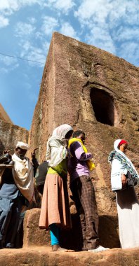 Etiyopya, Lalibela-Ocak 2018--genna celebratio kalabalık içinde kimliği belirsiz kişi dolaylarında