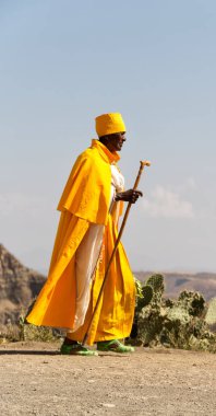  Etiyopya, Lalibela-Aralık 2017--tanımlanamayan rahip sokakta yürürken yaklaşık  
