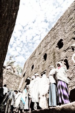 Etiyopya, Lalibela-Ocak 2018--genna celebratio kalabalık içinde kimliği belirsiz kişi dolaylarında