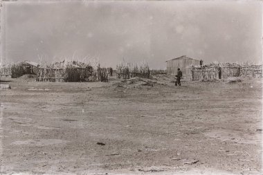  taş insan zavallı bir eve çölde 