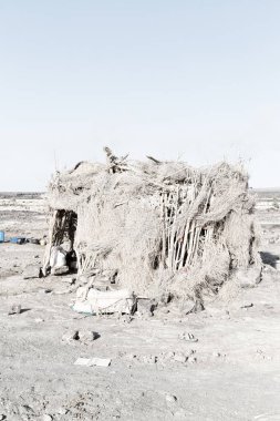  taş insan zavallı bir eve çölde 