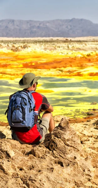 Dalol 埃塞俄比亚一个背包客附近的凹陷火山土地 — 图库照片