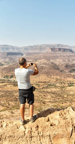 在埃塞俄比亚非洲在国家公园山和小山为摄影师 — 图库照片