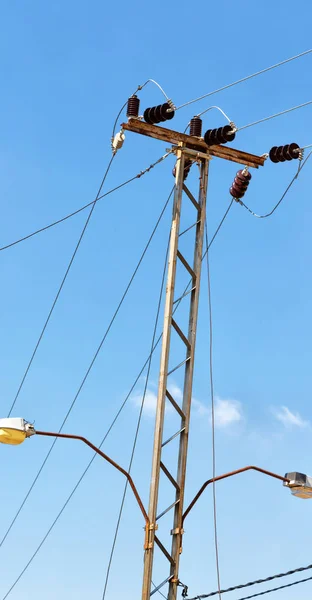 Güç hattı açık havada elektrik direği ile — Stok fotoğraf