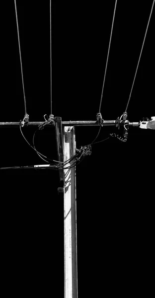 电源线与电线杆在晴朗的天空 — 图库照片