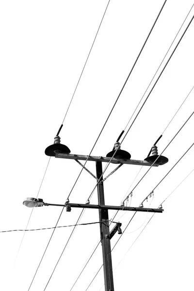 Linha de energia com poste elétrico no céu claro — Fotografia de Stock