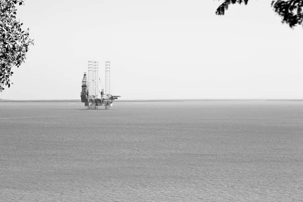 Een off shore platform in de duidelijk Oceaan — Stockfoto