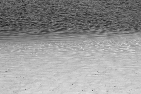 Das Konzept der Entspannung im sauberen Wasser nahe der Küste — Stockfoto