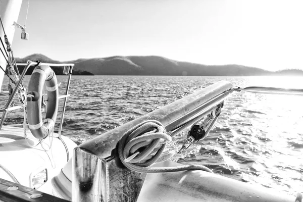 Konzept von Sport und Entspannung auf dem Katamaran-Deck — Stockfoto