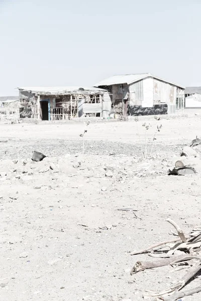 En el desierto de piedra la pobre casa de la gente — Foto de Stock