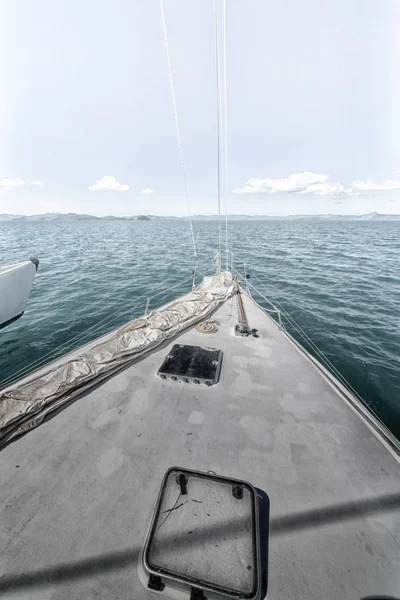 Conceito de esporte e relaxar no convés de catamarã — Fotografia de Stock