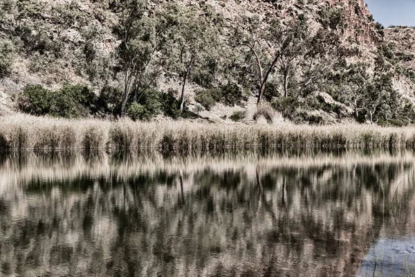 Y el río cerca de la montaña en la naturaleza — Foto de Stock