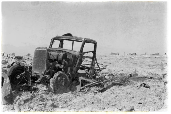 Nel vecchio villaggio arrugginito auto d'epoca e caldo — Foto Stock