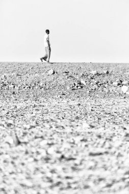  gökyüzüne danakil Etiyopya Afrika bir yürüyen adam 