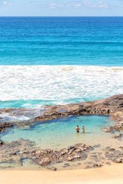 Avustralya'da fraser ada okyanus dalgası kayalarda çevre beach