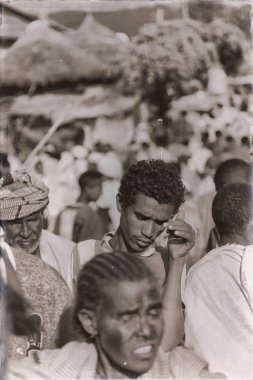 Etiyopya, Lalibela-Ocak 2018--içinde belgili tanımlık çarşı genna celebratio sırasında kimliği belirsiz kişi dolaylarında