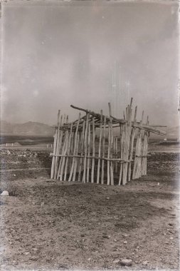  taş insan zavallı bir eve çölde 