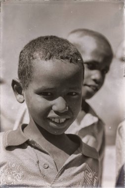 Etiyopya'da Afrika genç çocuk deve piyasada 