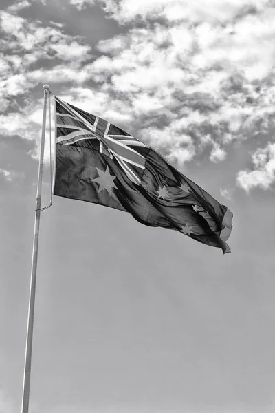 In de heldere hemel de wapperende vlag — Stockfoto