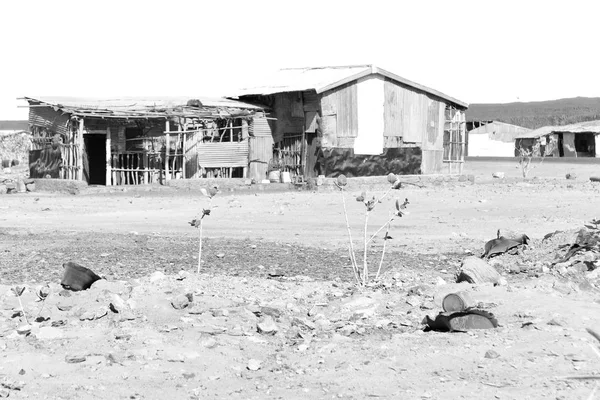 在石头的沙漠穷人的房子的人 — 图库照片