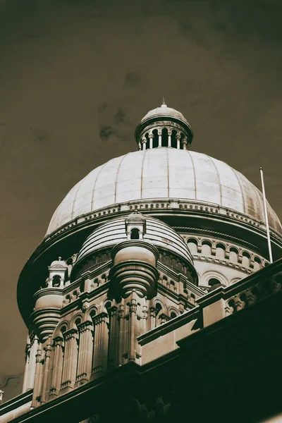 Den antika byggnaden och kupolen — Stockfoto