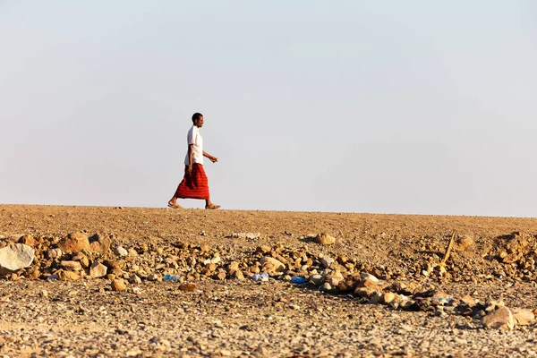 达纳吉尔凹地埃塞俄比亚非洲的天空一个人行走 — 图库照片