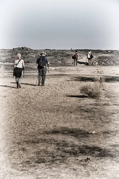 Afrika de oude backpacker mensen wandelen in het land — Stockfoto