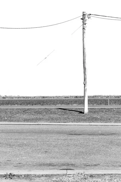 Linea elettrica con palo elettrico nel cielo limpido — Foto Stock